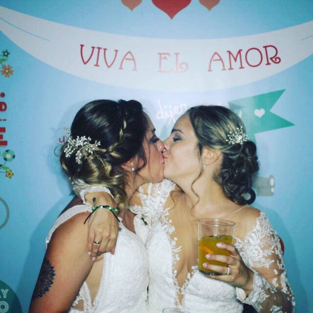 ¡Que viva el amor siempre! Gracias a Lorena y Pilar por dejarnos formar parte de vuestro gran día! ❤️🧡💛💚💙💜  #tufotomatondeboda #fotomaton #photobooth #photocall #boda #mecaso #amor #risasydiversion #vivaelamor #novias #parejas #Madrid